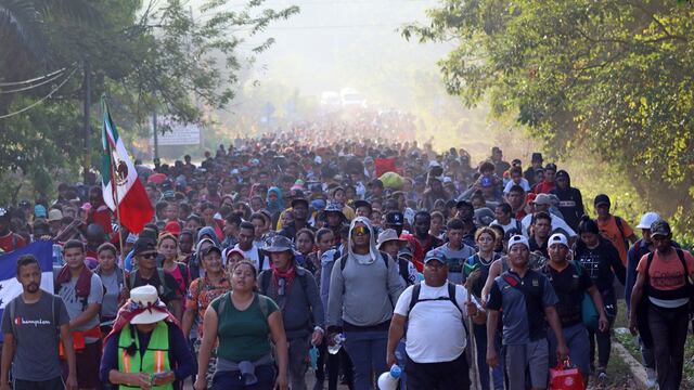 Caravana con miles de migrantes avanza por México en la víspera de la visita de Blinken