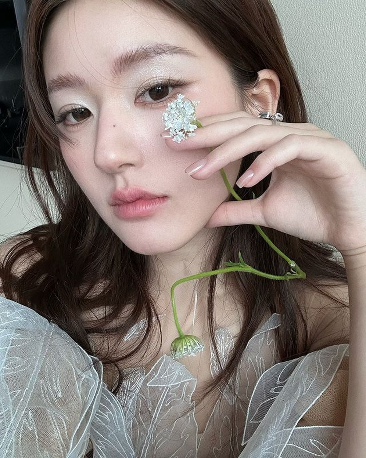 Aquí la actriz posando con una pequeña flor sobre el rostro (Foto: Zhao Lusi / Instagram)