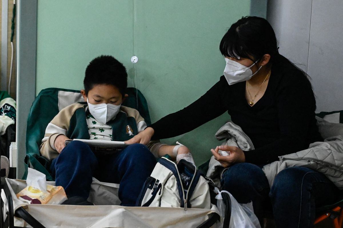 Un niño es atendido en un hospital infantil tras una misteriosa neumonía infantil en Beijing, China, el 23 de noviembre de 2023 (Foto: Jade Gao / AFP)