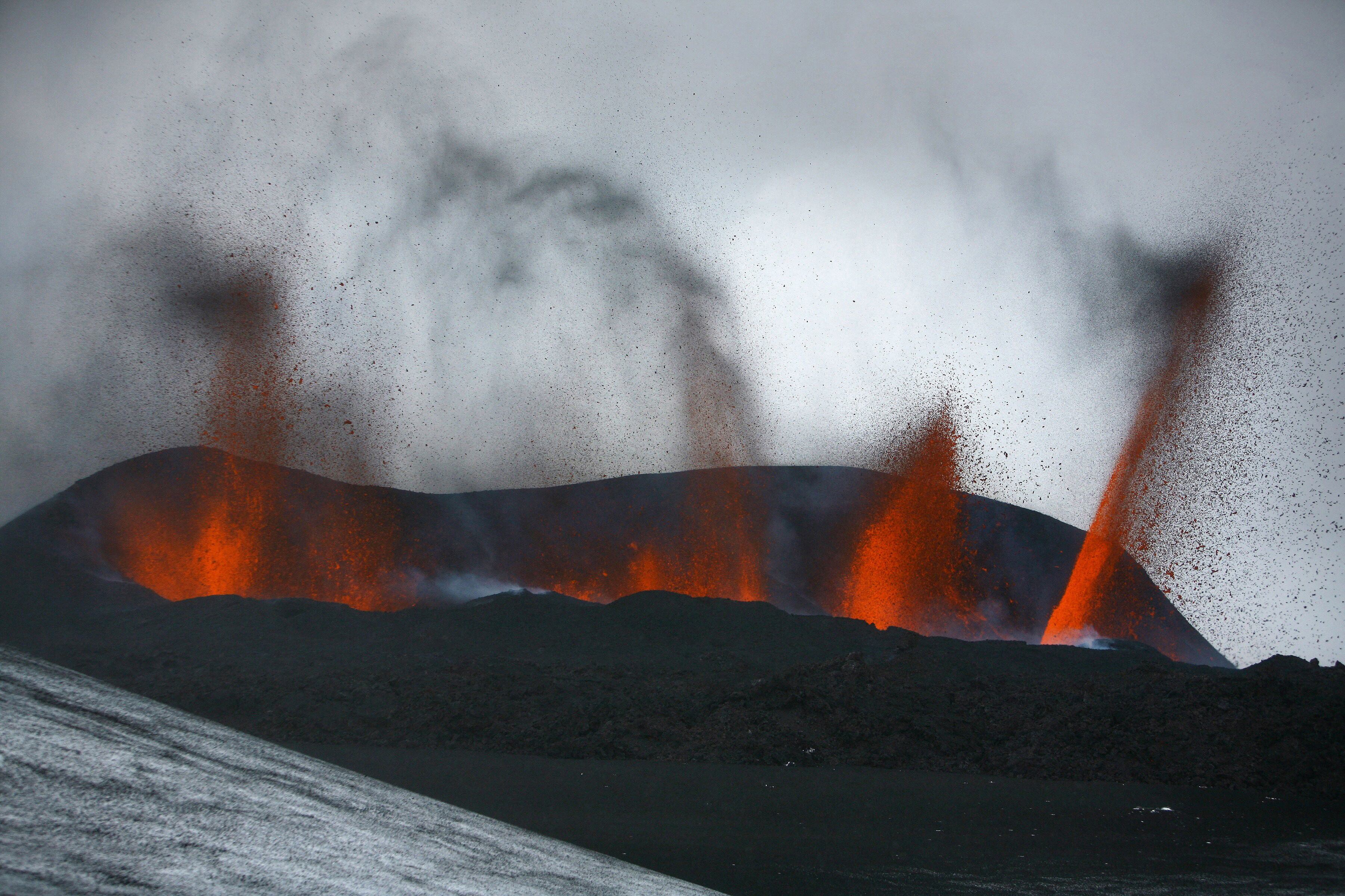Lava sale de una montaña el 21 de marzo de 2010 en Hvolsv llur, en la región del glaciar Eyjafjallajokull en Islandia. (AFP PHOTO /   r Kjartansson).