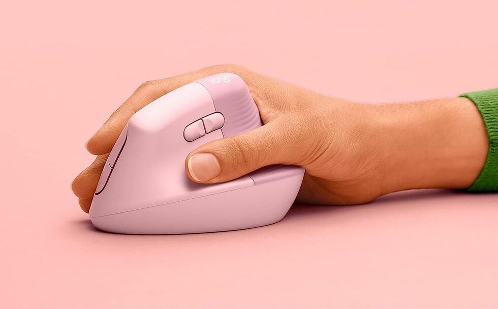Un mouse ergonómico evitará daños en las manos luego de horas de trabajo o tareas en la computadora. Logitech cuenta con opciones en diversos colores, con bluetooth y compatible con diversos sistemas operativos. Ubícalo en coolbox.pe. (Foto: Coolbox)
