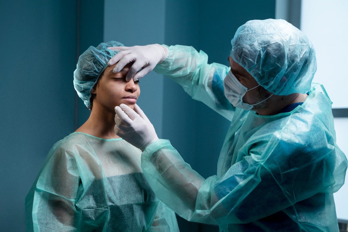 Según el Dr. Charles Lee, cirujano plástico de Beverly Hills, no todas las personas son candidatas para someterse a procedimientos estéticos. (Foto referencial: Freepik)