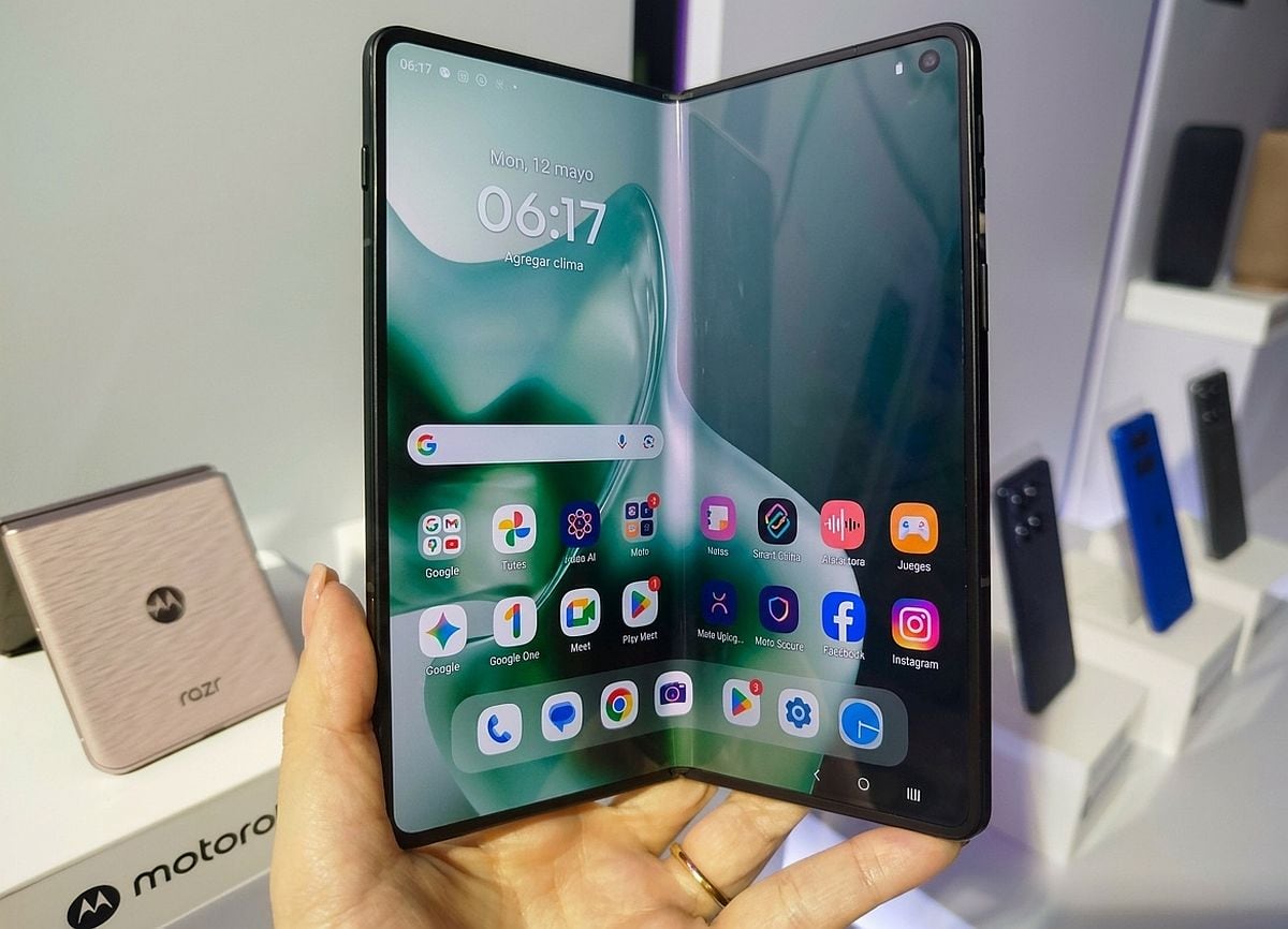 El motorola razr fold ofrece una experiencia multitarea versátil con doble pantalla, interfaces adaptables y diseños flexibles. (Foto: Sandra Morales / Mag El Comercio)
