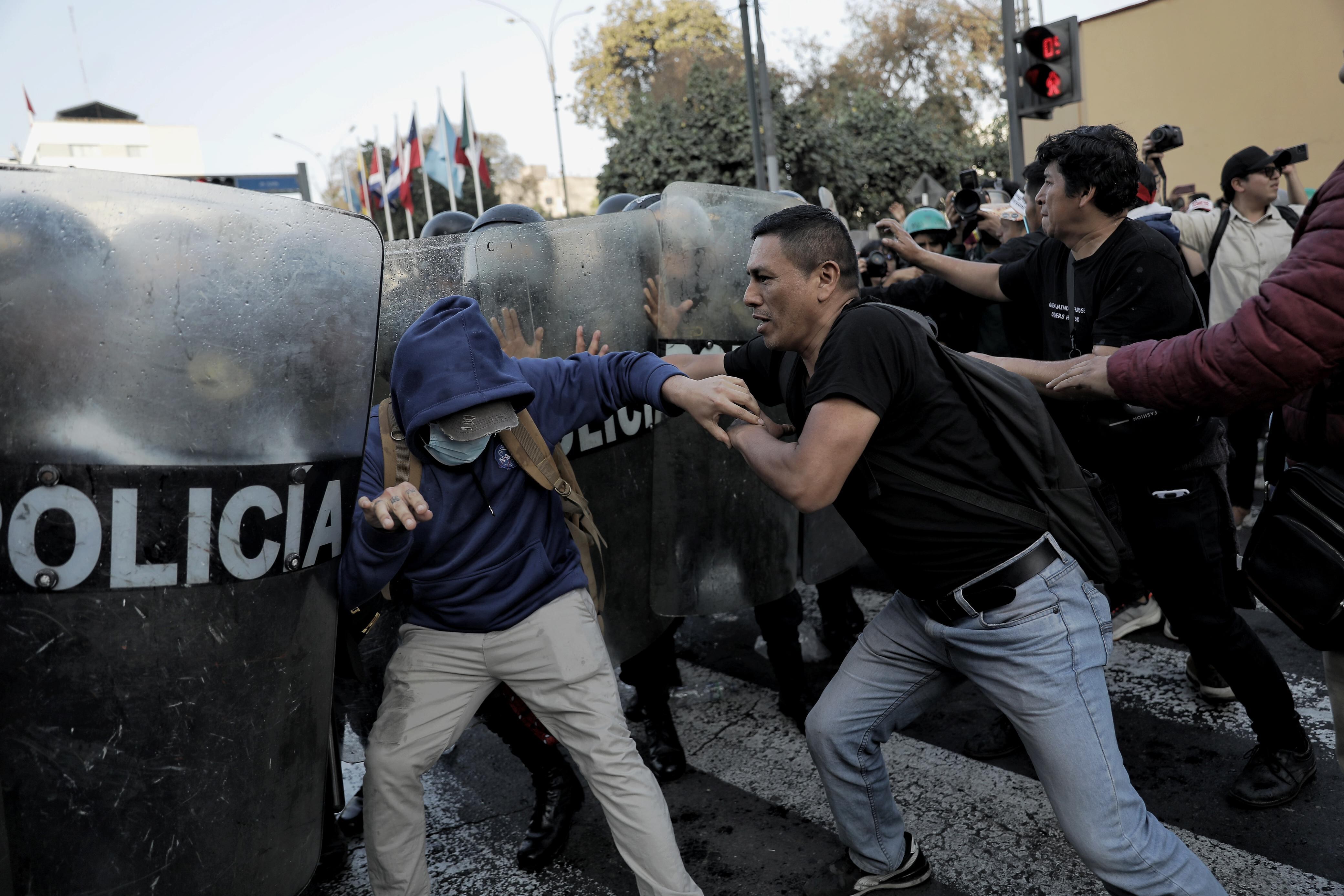 Los enfrentamientos se registraron en la avenida Abancay, en el Centro de Lima. (Foto: Joel Alonzo / @photo.gec)