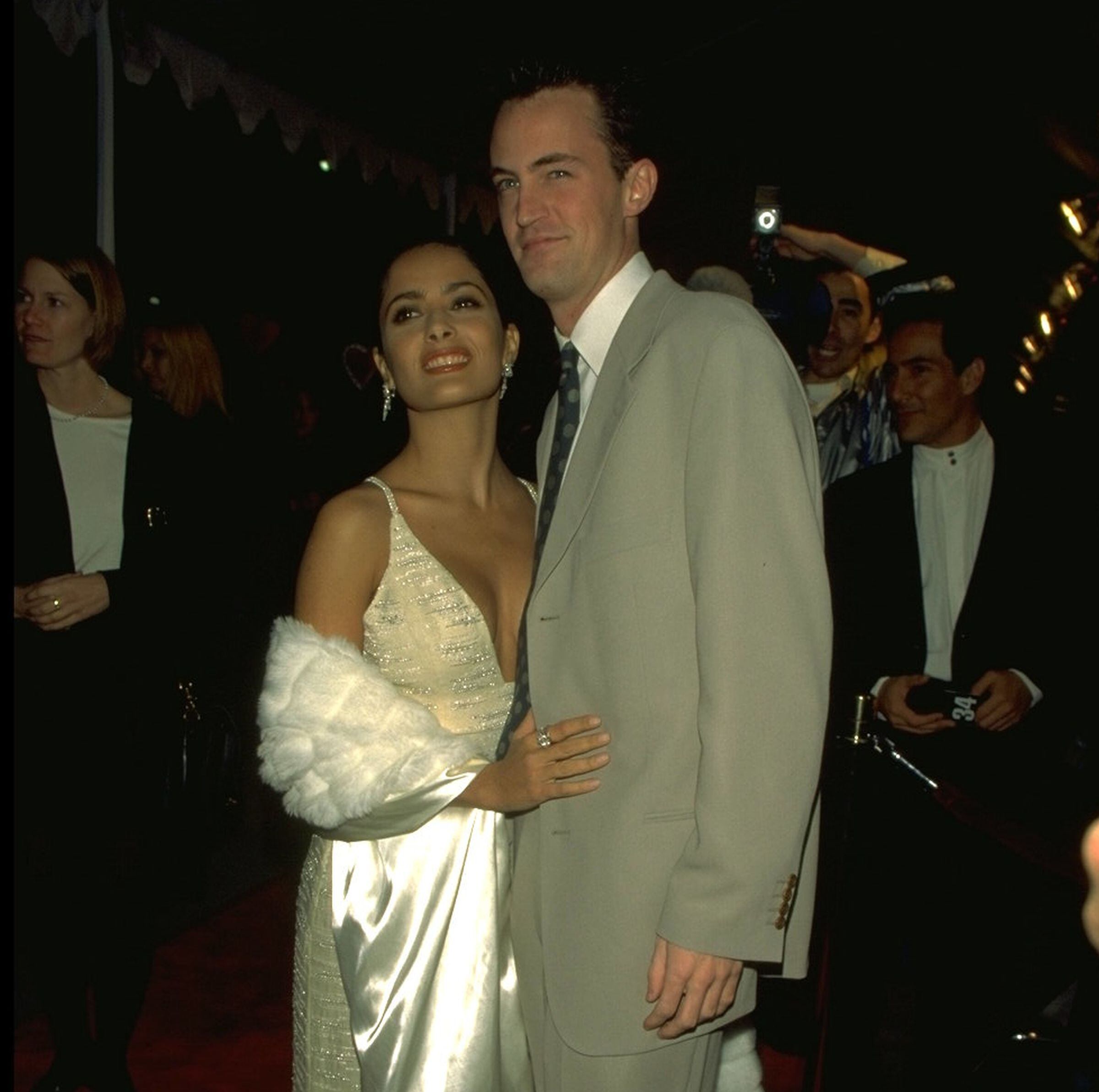 Salma Hayek y Matthew Perry desarrollaron una amistad especial a raíz de que protagonizaron ‘Fools Rush In’. (Foto: Frank Trapper / Corbis vía Getty Images)