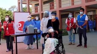 COVID-19 en Piura: inmunizan con primera dosis de Pfizer a mujer de 101 años