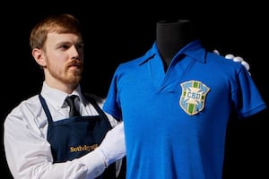 Subastarán camiseta histórica de Pelé usada en la final del Mundial 1958: apunta a superar récord de Maradona