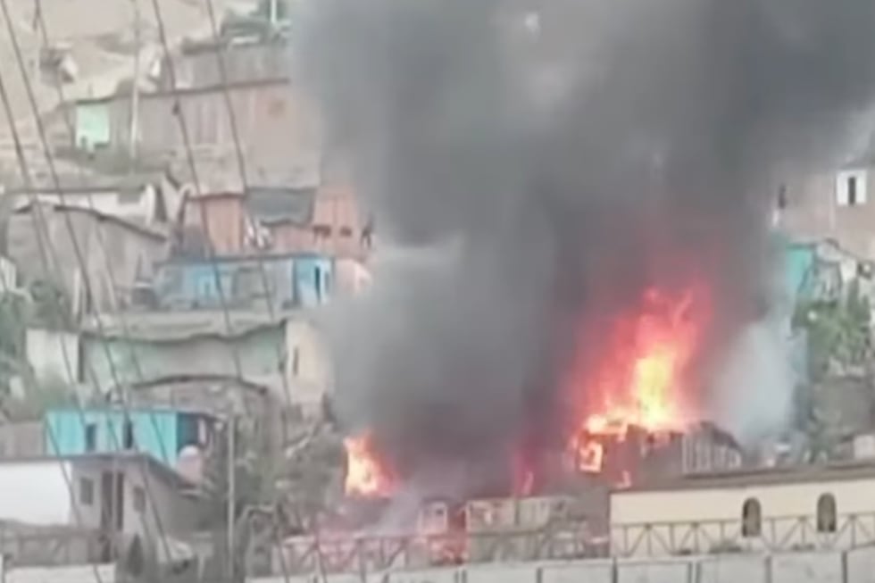 La emergencia se reportó este sábado 7 de setiembre. Se están investigando las causas que originaron el fuego. Foto: captura TVPerú Noticias