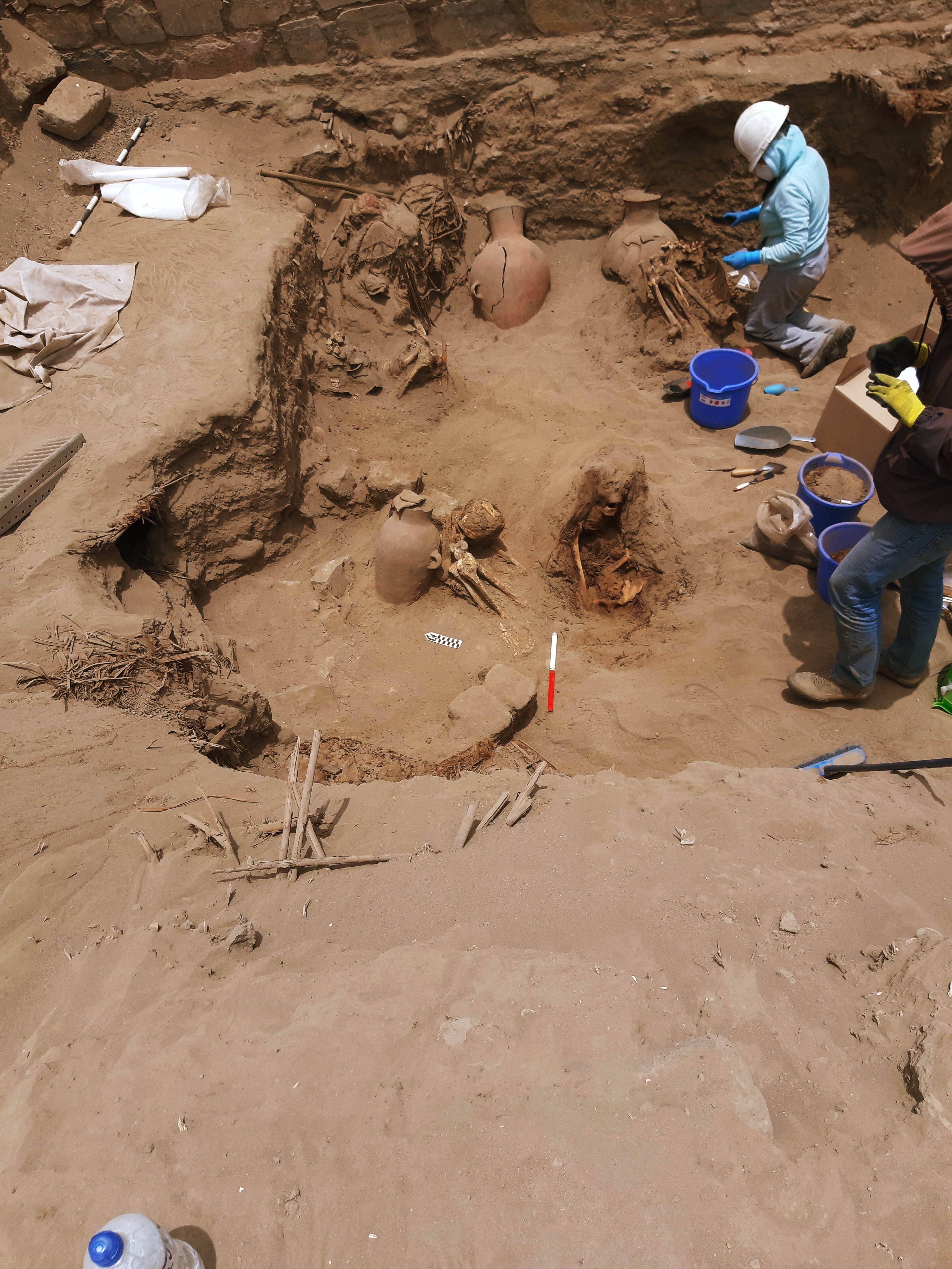 El lugar del hallazgo más reciente corresponde al extenso complejo de cementerios, al pie del Templo Pintado.