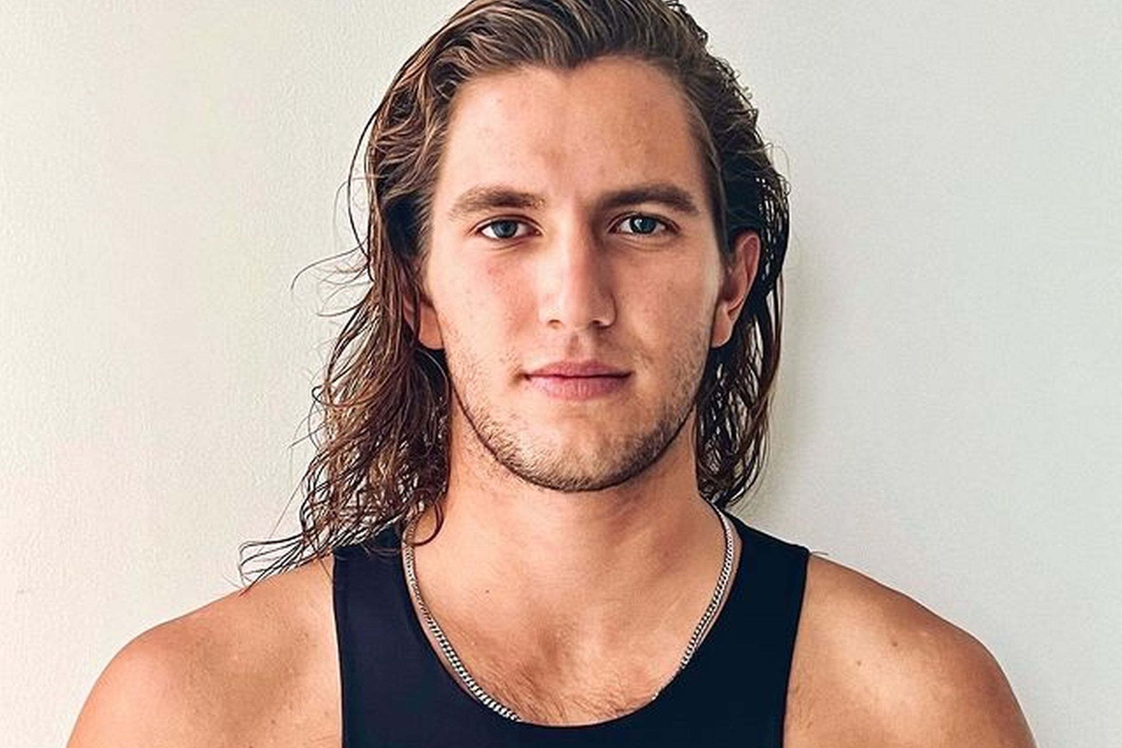 Él es un joven que se abre paso en la televisión. Su imponente presencia cautiva a todos (Foto: Alejandro Salgado / Instagram)