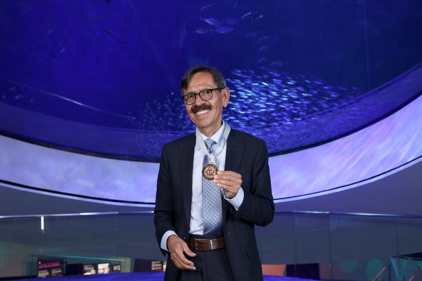 Ciro Alegría muestra orgullosa su medalla de nominación a los Latin Grammy.