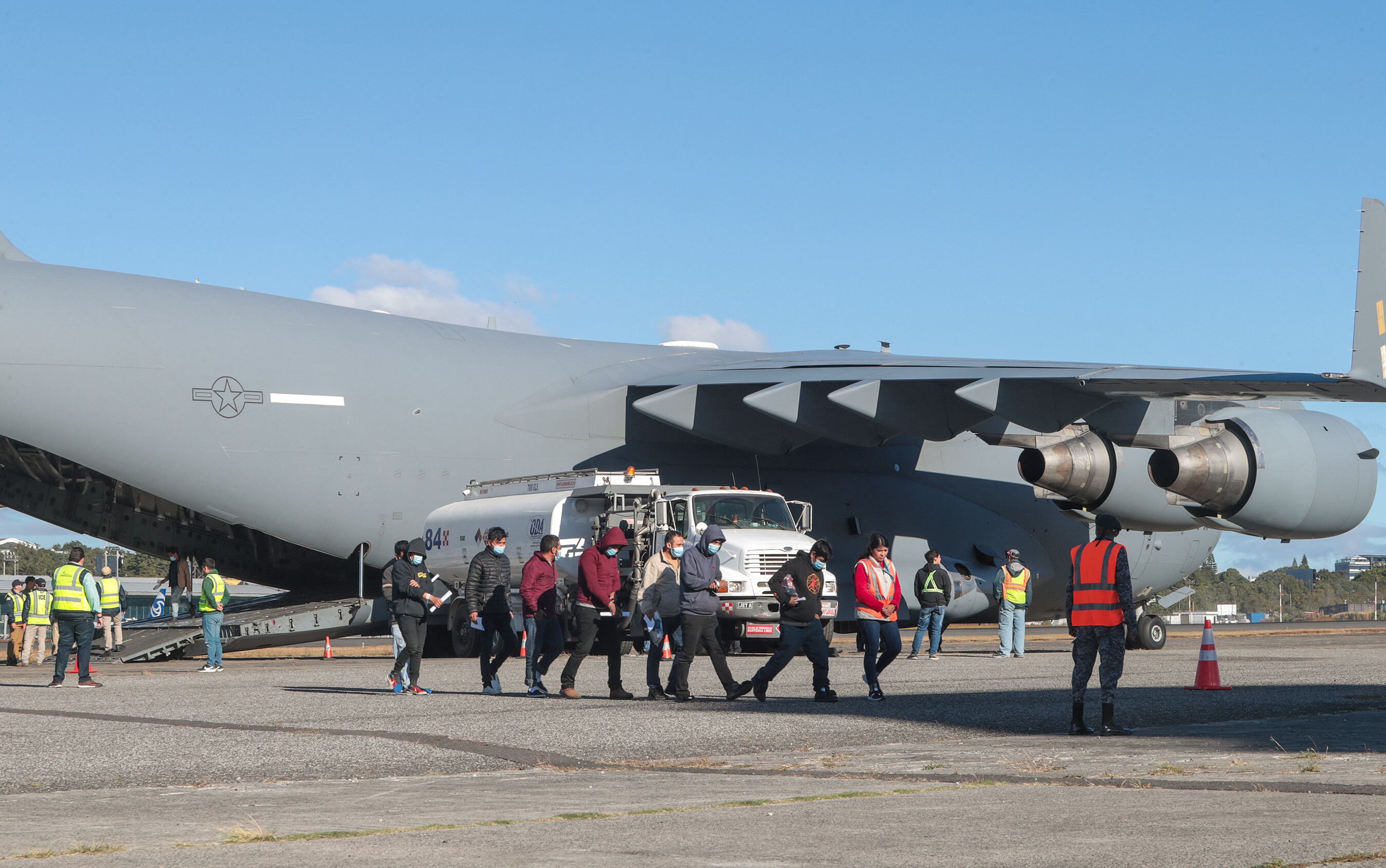 Migrantes guatemaltecos descendiendo de un avión militar estadounidense luego de ser deportados de Estados Unidos en la Base Aérea de Guatemala en la Ciudad de Guatemala el 24 de enero de 2025. (Foto por Handout / Instituto Guatemalteco de Migración / AFP)