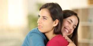 Las personas que crecieron en entornos con pocas demostraciones de afecto físico a menudo no asocian el abrazo con seguridad. (Foto: AntonioGuillem / iStock)