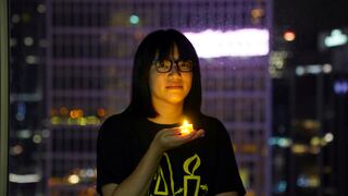 Liberada bajo fianza Chow Hang-tung, organizadora de conmemoración de Tiananmen en Hong Kong