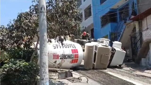 VMT: Hombre queda herido tras volcarse su camión mezclador de concreto