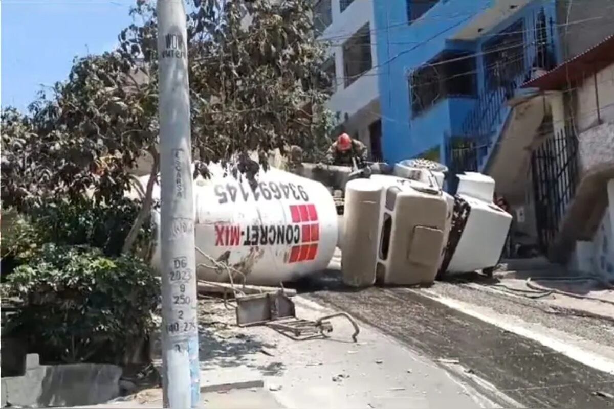 Vehículo se volcó cuando dejaba concreto en una vivienda en VMT. (Foto: RPP)