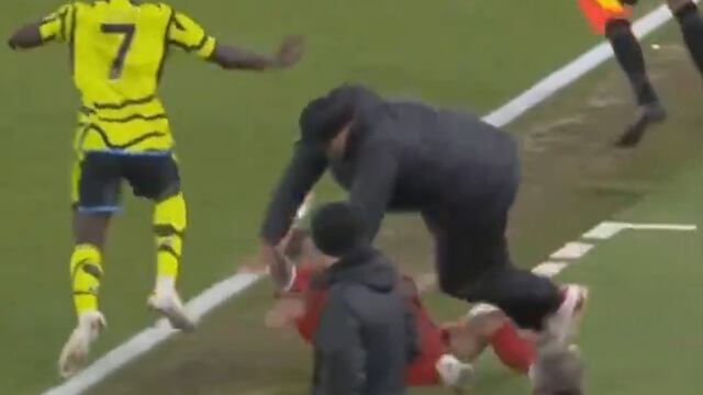 La impactante caída de Jürgen Klopp tras chocar con Tsimikas en el Liverpool vs. Arsenal | VIDEO
