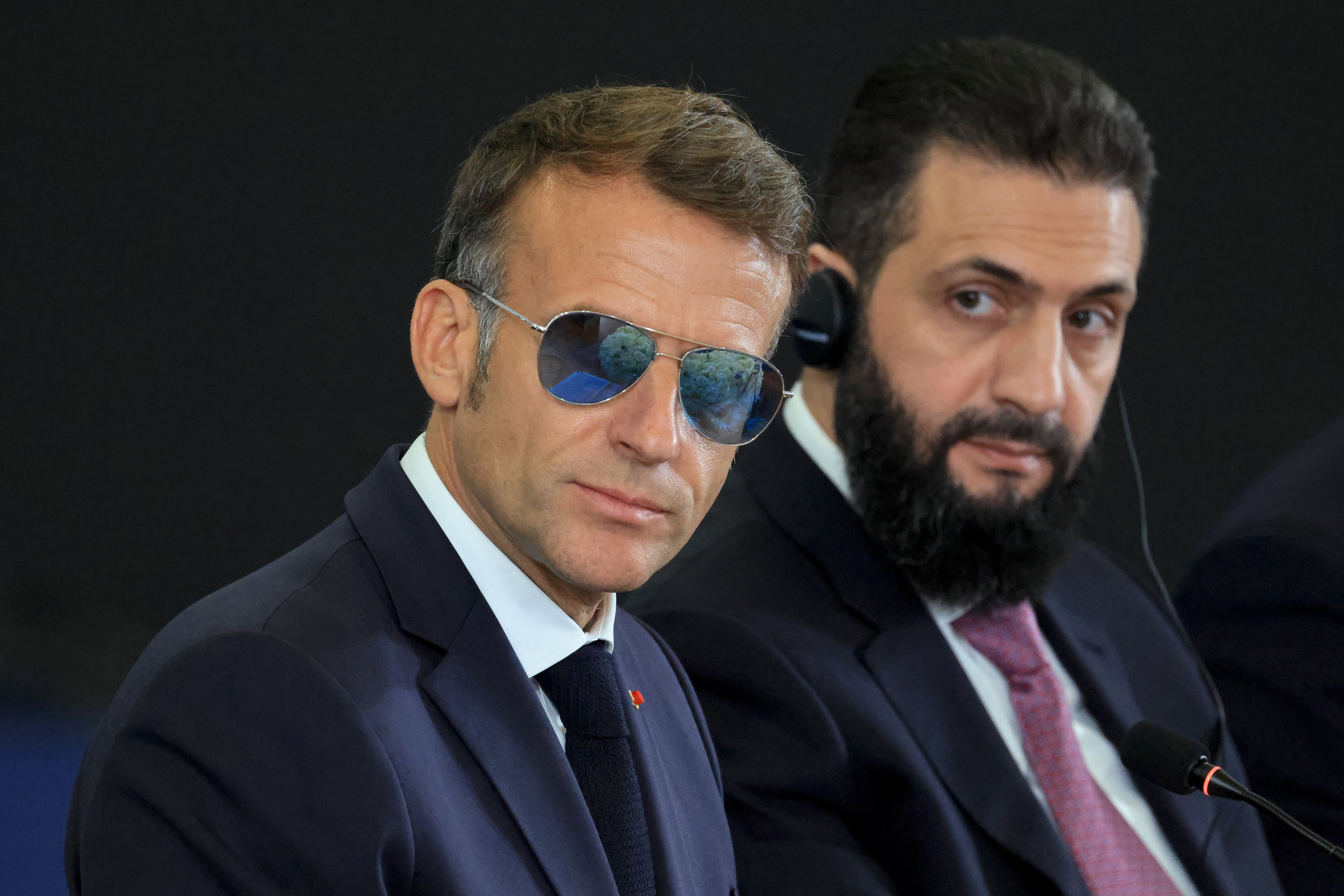 El presidente de Francia Emmanuel Macron (izq) y el presidente de Siria Ahmed al-Sharaa participan en el foro económico centrado en la reconstrucción de Siria y los corredores estratégicos, celebrado en Damasco el 7 de julio de 2026. (Ludovic MARIN / AFP).