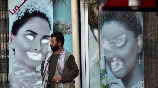 El Talibán ordena el cierre de todos los salones de belleza y peluquerías en Afganistán 