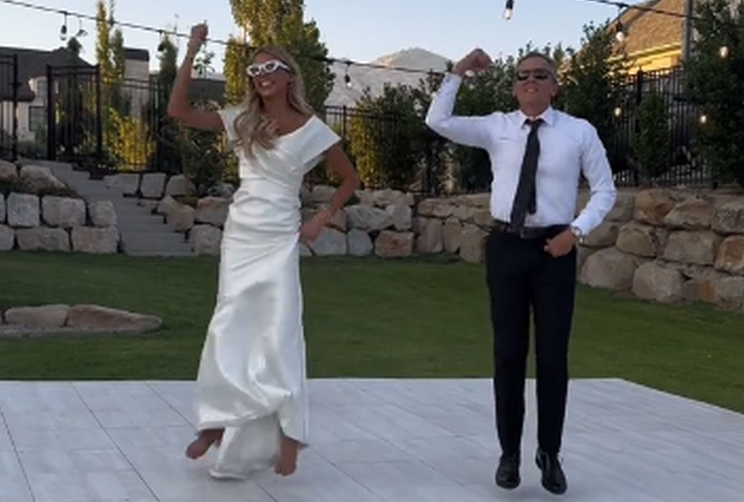 En esta imagen se puede apreciar cómo una mujer, en el día de su boda, deslumbró en la pista de baile con su padre. (Foto: @beccers_gordonn / TikTok)