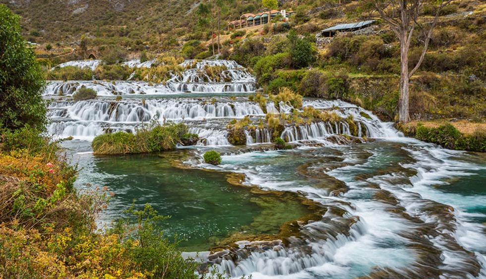 Ubicado a unos 260 kilómetros al este de Lima, Huancaya es un destino que te sorprenderá con sus impresionantes paisajes de montaña, lagunas y cataratas. Podrás disfrutar de caminatas en medio de la naturaleza, pasear en bote por la Laguna de Huancaya y maravillarte con la belleza de la Cascada de Antankallo. Además, podrás deleitarte con la deliciosa trucha preparada en los restaurantes locales. (Foto: Archivo El Comercio).