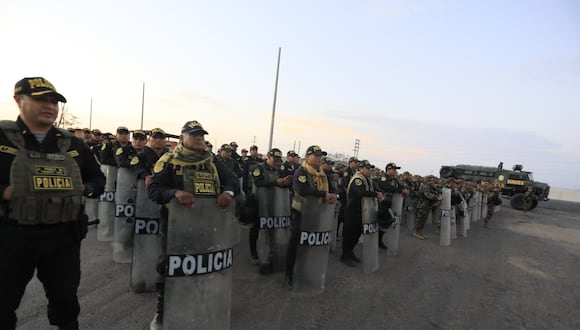 Los policías estuvieron en 'Barrio Chino' desde la tarde del martes 5 de dicembre. (Foto: Marlon Vidal)