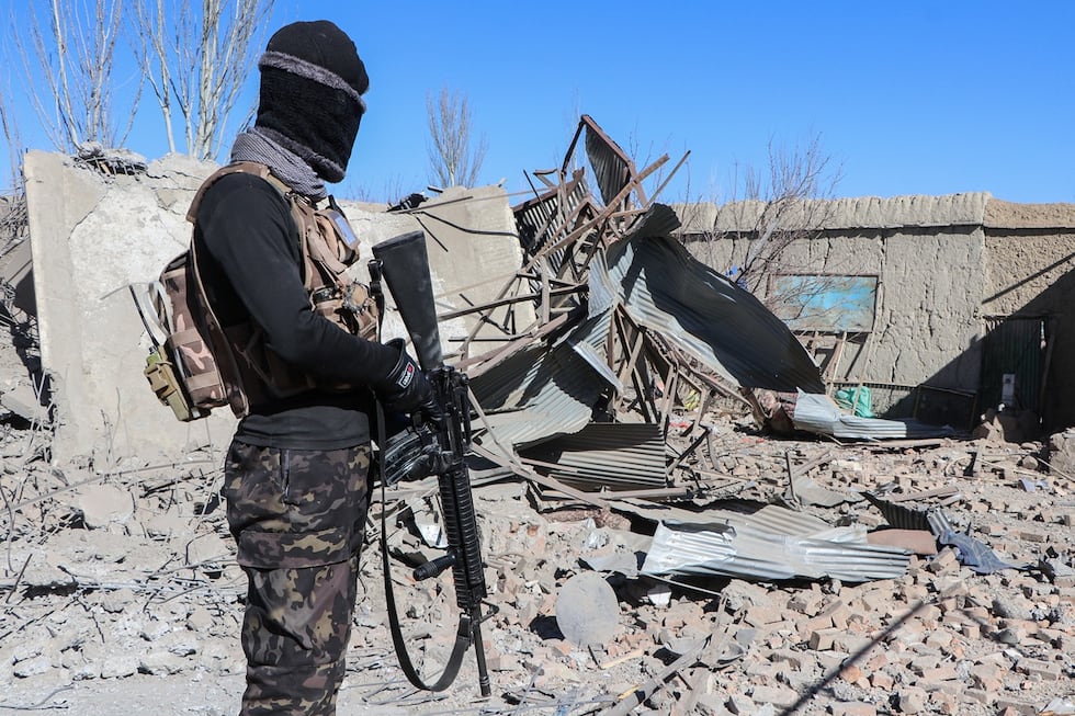 Un miembro del personal de seguridad talibán se encuentra junto a los escombros de las casas destruidas durante un ataque aéreo paquistaní nocturno en la aldea de Balish, en el distrito de Urgun, provincia de Paktika, el 22 de febrero de 2026. (AFP)
