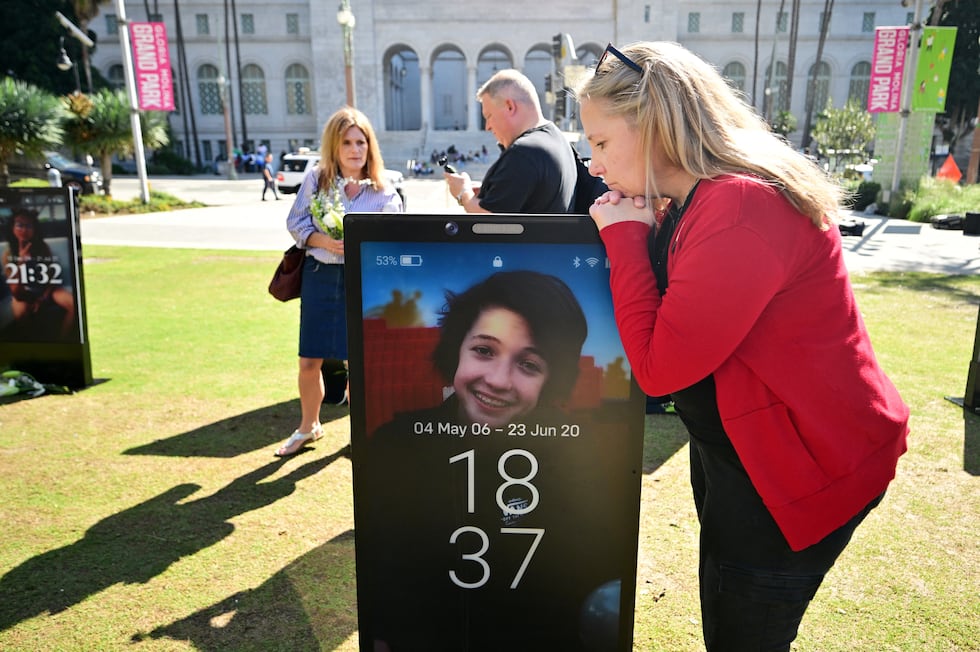 El juicio, que ha tenido gran repercusión mediática, ante un jurado de Los Ángeles podría sentar un precedente legal sobre si los gigantes de las redes sociales diseñaron deliberadamente sus plataformas para provocar adicción en los niños. (Foto: AFP)