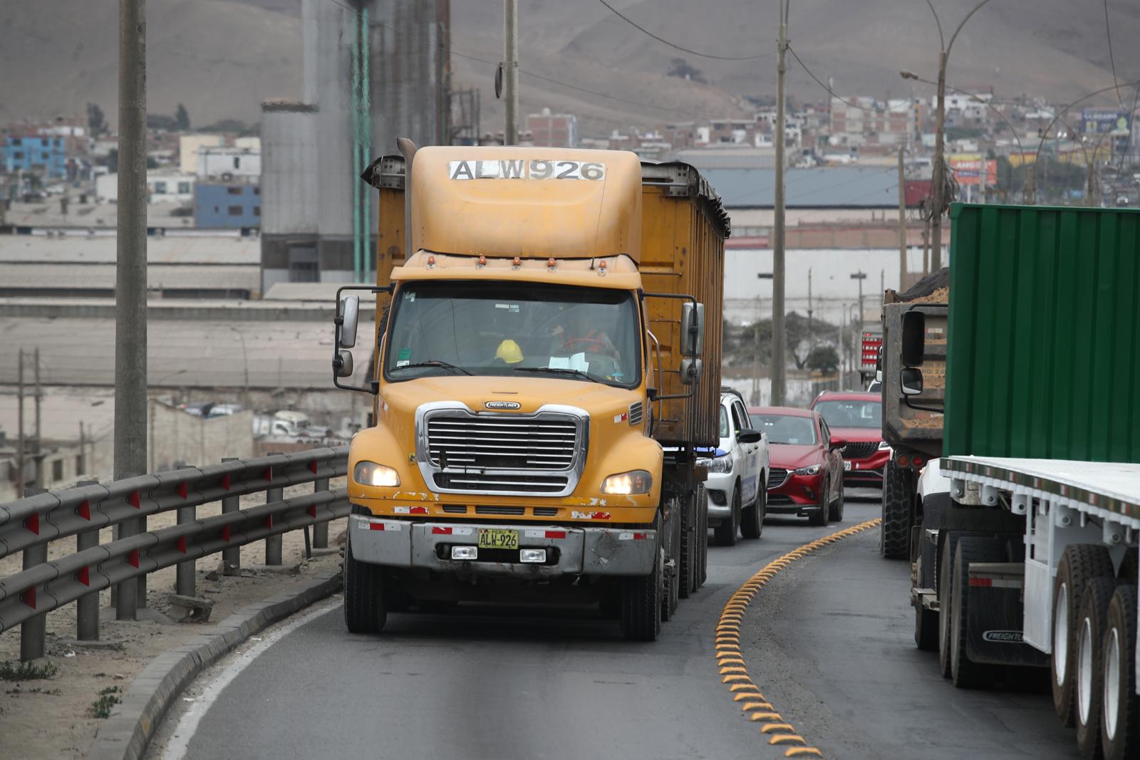 La avenida Néstor Gambetta es utilizada por varios camiones y tráilers que salen del muelle del Callao o llegan a este. (Foto: Jorge Cerdán)