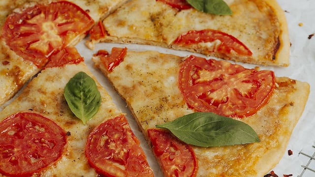 ¿Es difícil cocinar una pizza familiar casera? Con esta receta la dominarás