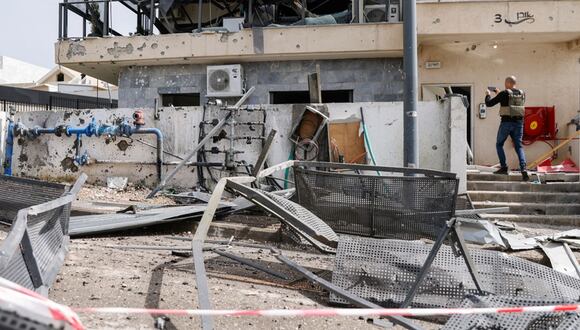 Un israelí inspecciona un edificio que fue alcanzado por un cohete de Hezbolá en Kiryat Shmona, en el norte de Israel, cerca de la frontera con el Líbano, el 27 de marzo de 2024 | Foto: JALAA MAREY / AFP