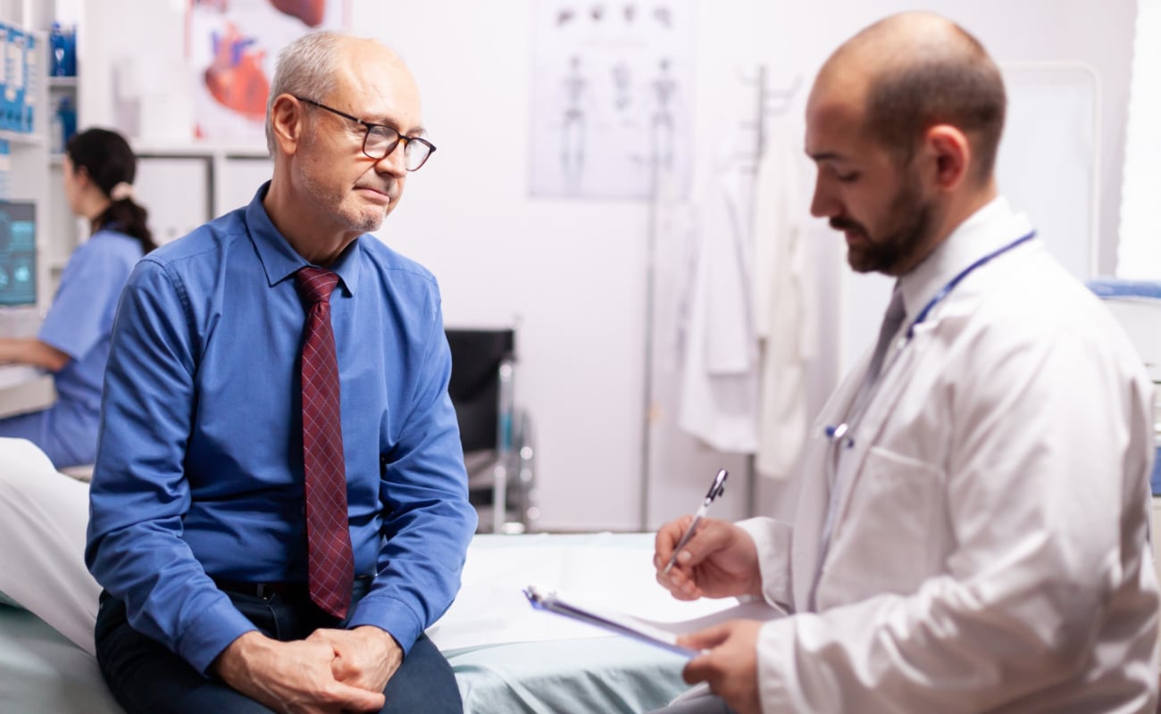 Los hombres mayores de 50 años, y especialmente aquellos con antecedentes familiares, deben realizarse chequeos regulares, que incluyen el PSA y el tacto rectal.