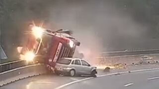 Eslovenia: conductor pierde control de su auto y provoca caída de camión cisterna desde un puente | VIDEO