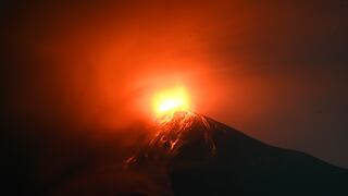 Ruta en Guatemala es cerrada por erupción de volcán de Fuego, el más activo de Centroamérica