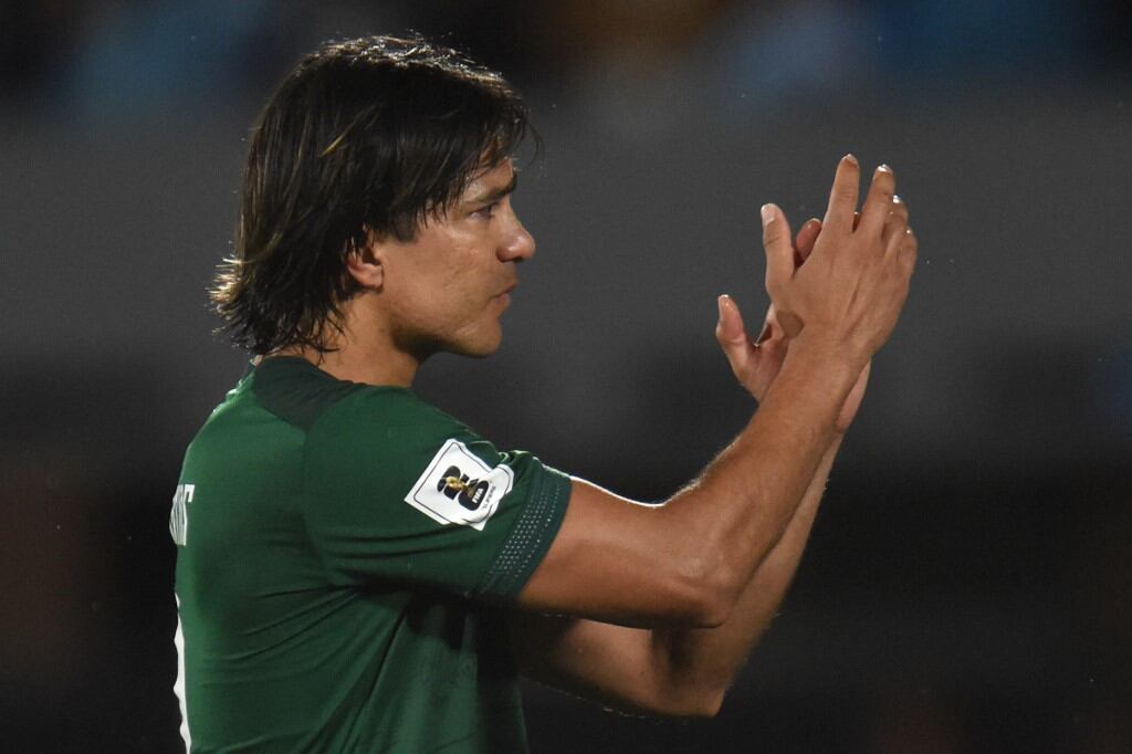 Bolivia's forward Marcelo Martins applauds as he leaves the field during the 2026 FIFA World Cup South American qualification football match between Uruguay and Bolivia at the Centenario Stadium in Montevideo on November 21, 2023. (Photo by DANTE FERNANDEZ / AFP)