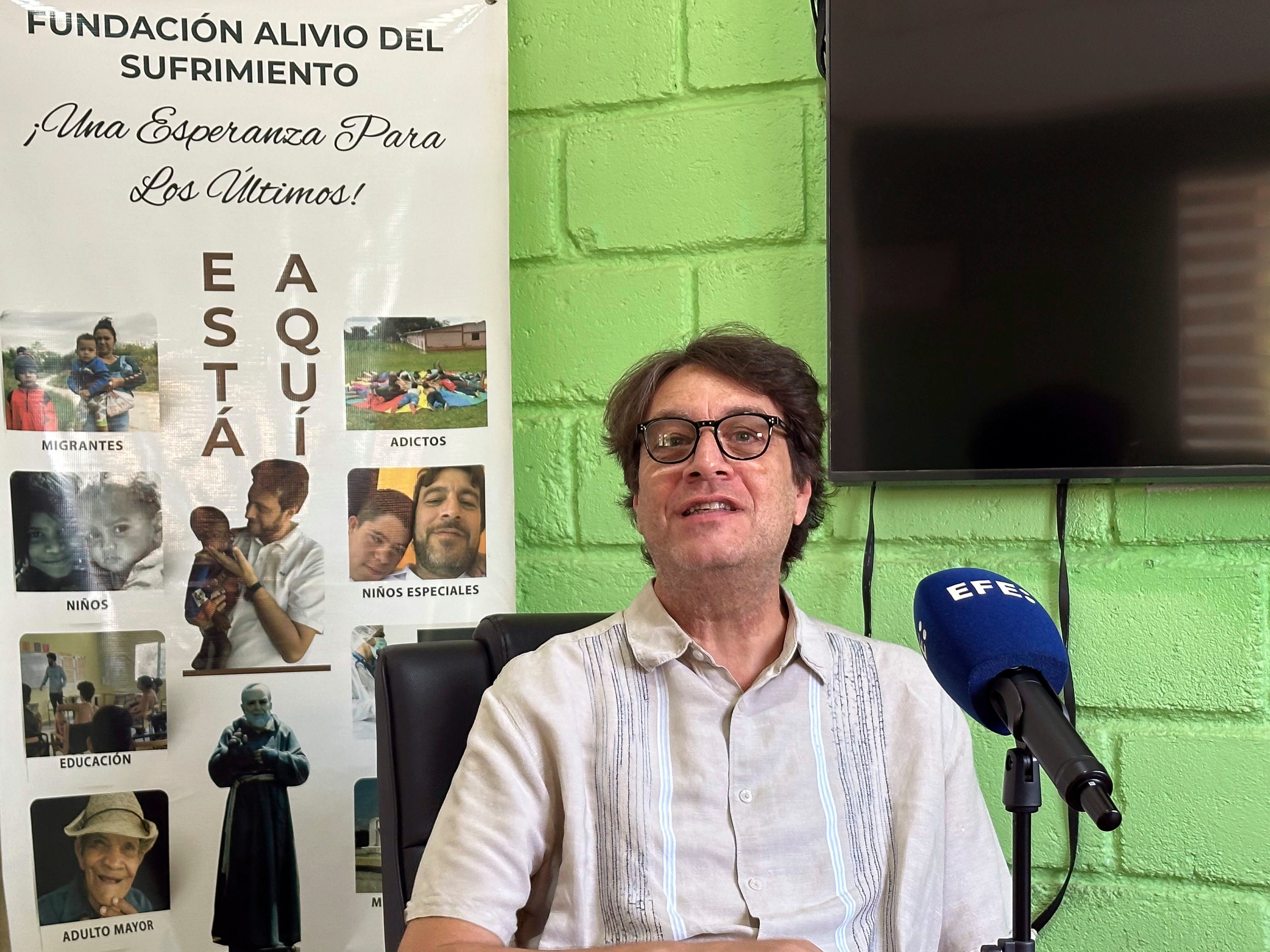 El sacerdote Ferdinando Castriotti habla durante una entrevista con EFE este viernes, en la ciudad de El Paraíso, en Honduras. Foto: EFE/Germán Reyes