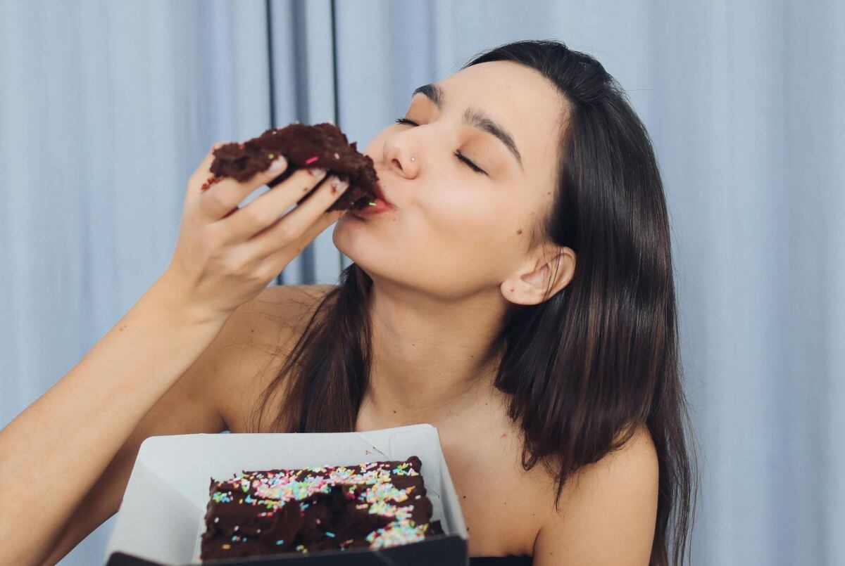 SALUD | El estrés crónico interrumpe nuestro sueño y desequilibra los niveles de azúcar en la sangre. Esto conduce a un aumento del hambre y a que comer se transforme en un escape emocional. (Foto: Polina Tankilevitch / Pexels)