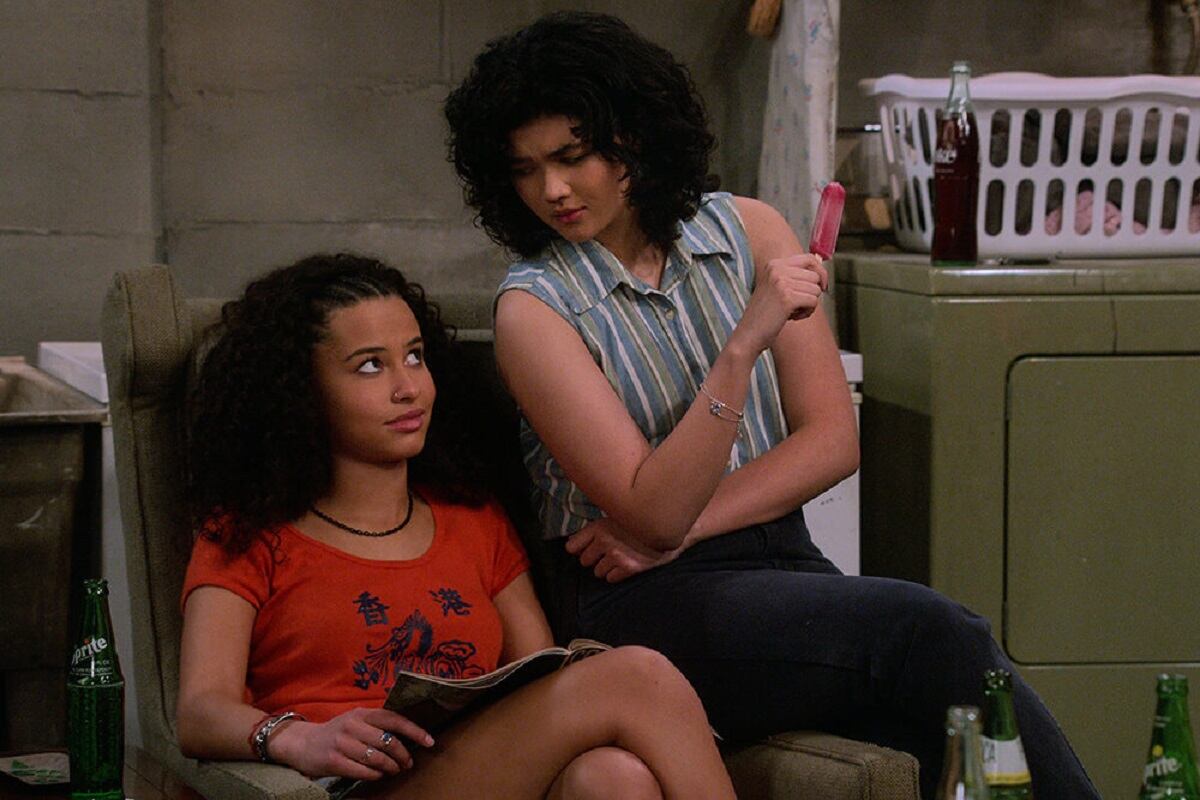 Ashley Aufderheide como Gwen Runck y Sam Morelos como Nikki en la segunda parte de "That '90s Show" (Foto: Netflix)