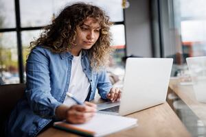 La inteligencia artificial dice que ya NO se deben estudiar estas 3 carreras universitarias