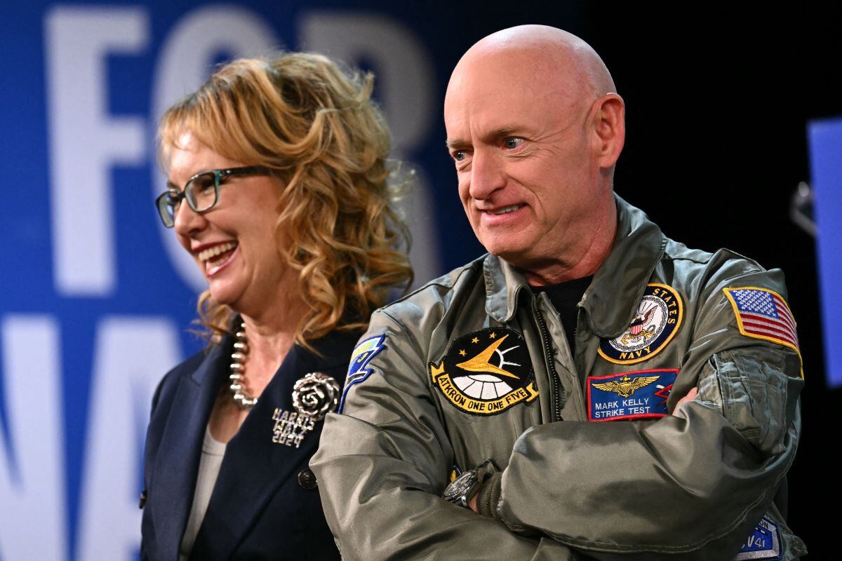Mark Kelly junto a su esposa, la excongresista Gabby Giffords. Juntos fundaron la ONG Giffords, abogando por mayores medidas de control de armas para prevenir tiroteos.