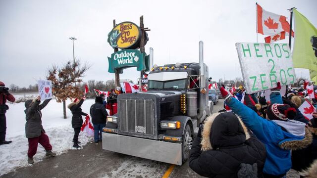 Cientos de camiones se dirigen a Ottawa para protestar contra la vacunación por el coronavirus