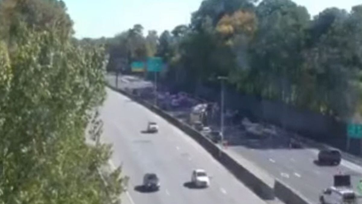 El hombre fue atropellado por un auto en la Interestatal 264 en dirección este, en el cruce de Military Highway en Norfolk. (Foto: captura @WTKR3 / YouTube)