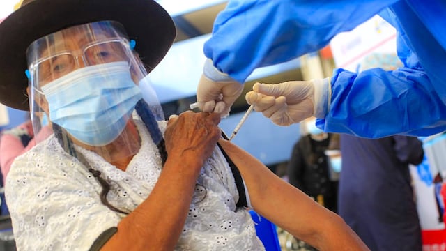 Ayacucho: más de 13 mil adultos mayores vacunados contra el COVID-19 en cuatro días de inmunización