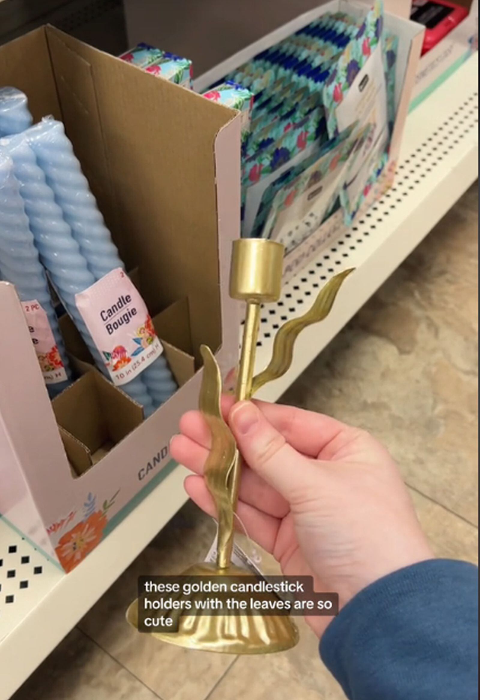 Estos candelabros de Dollar Tree son una gran alternativa para decorar (Foto: @brookieeeeee5)