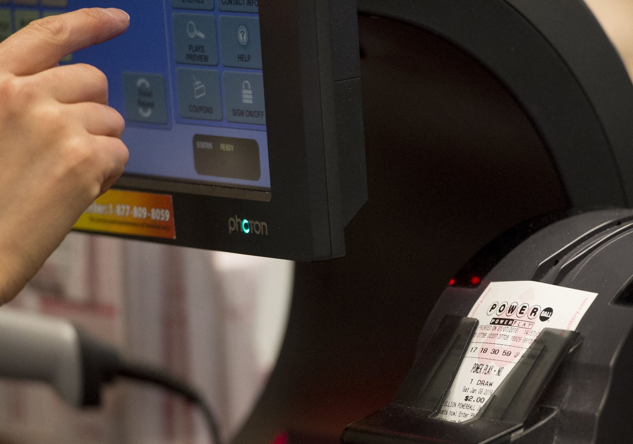 Los plazos límite para la venta de boletos del Powerball varían según la jurisdicción. (Foto: SAUL LOEB / AFP)