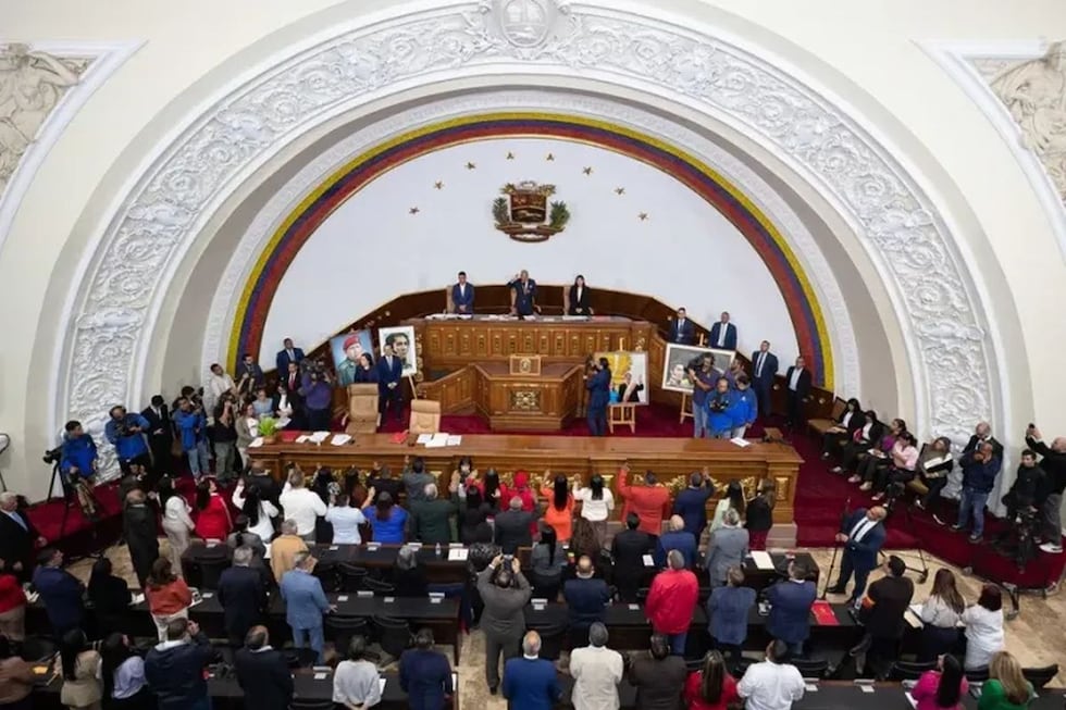 Fotografía de archivo del presidente de la Asamblea Nacional, Jorge Rodríguez, el primer vicepresidente, Pedro Infante, y la segunda vicepresidenta, Grecia Colmenares, durante una sesión parlamentaria en Caracas (Venezuela). Foto: EFE/ Ronald Peña R