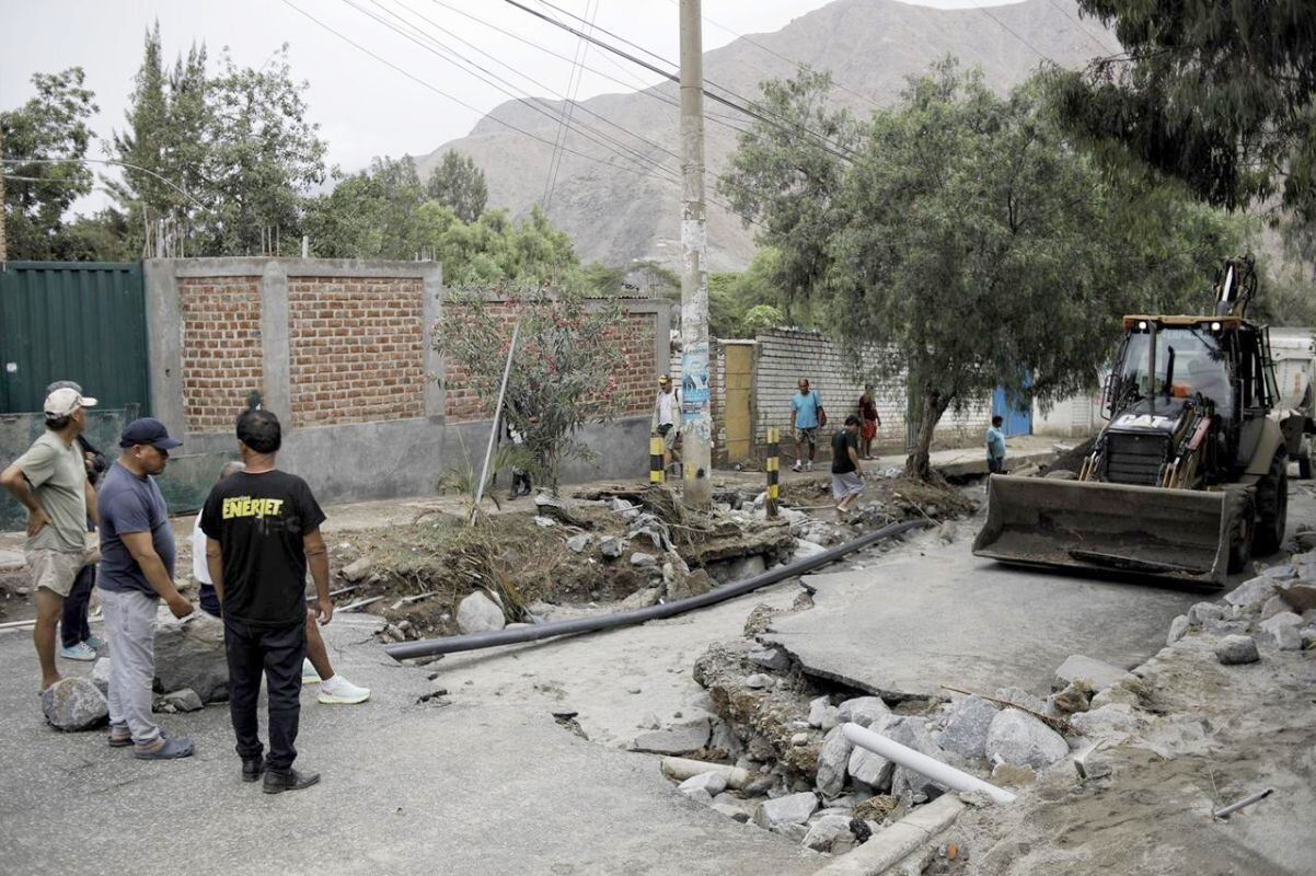 Las huaicos, debido a las intensas lluvias, han destruido vías y viviendas en todo el Perú. (Foto: El Comercio)
