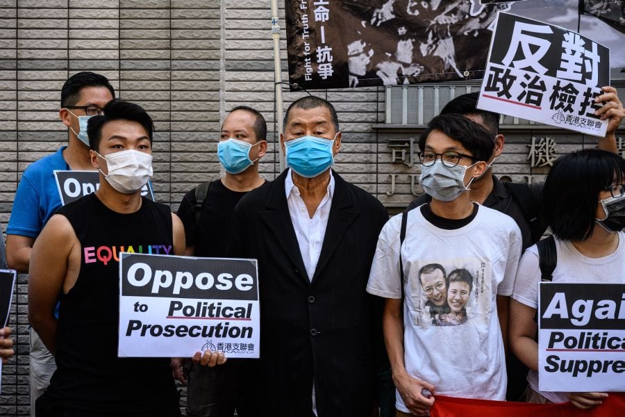 El magnate de los medios Jimmy Lai (centro), junto a los activistas prodemocracia en una imagen del 4 de junio de 2020. (Foto: Anthony WALLACE / AFP).