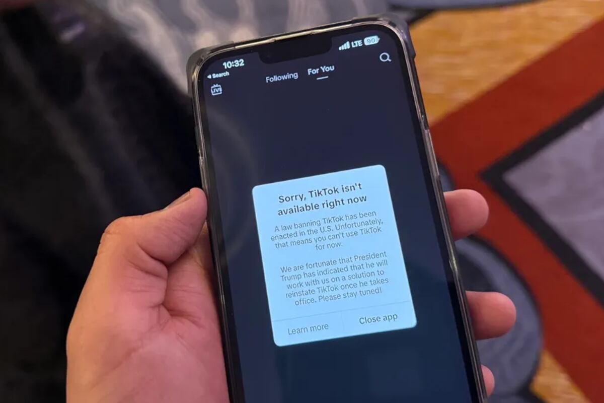 Fotografía que muestra un mensaje en el popular aplicativo: "Lo lamento, TikTok no está disponible en este momento" en Washington, Estados Unidos. Foto: EFE/Octavio Guzmán