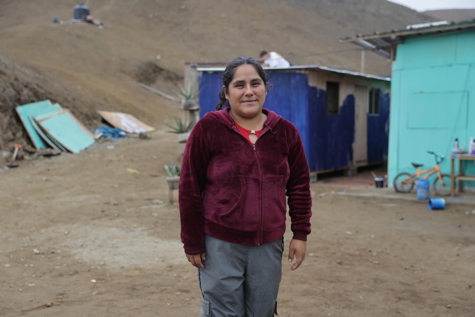 Paola Martínez recibió una de las viviendas construidas por los voluntarios de WeCare en Lurín. La nueva casa permitirá a su familia dejar de pagar alquiler y afrontar con mayor tranquilidad el tratamiento médico de su hija de cuatro años. (Foto: Hugo Perez / GEC).